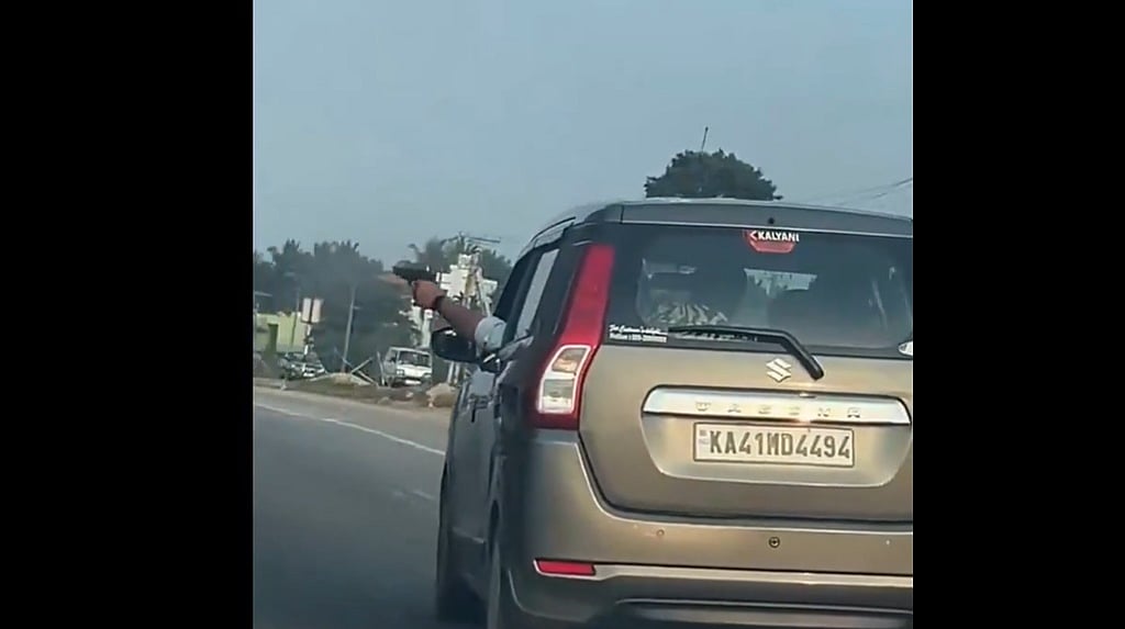 ಬೆಂಗಳೂರು-ಮಂಗಳೂರು ರಾಷ್ಟ್ರೀಯ ಹೆದ್ದಾರಿಯಲ್ಲಿ ಕಾರಿನಲ್ಲಿ ಕುಳಿತ ವ್ಯಕ್ತಿಯಿಂದ ಗನ್ ಪ್ರದರ್ಶನ: ಕೆಲಕಾಲ ಆತಂಕದ ವಾತಾವರಣ ಸೃಷ್ಟಿ