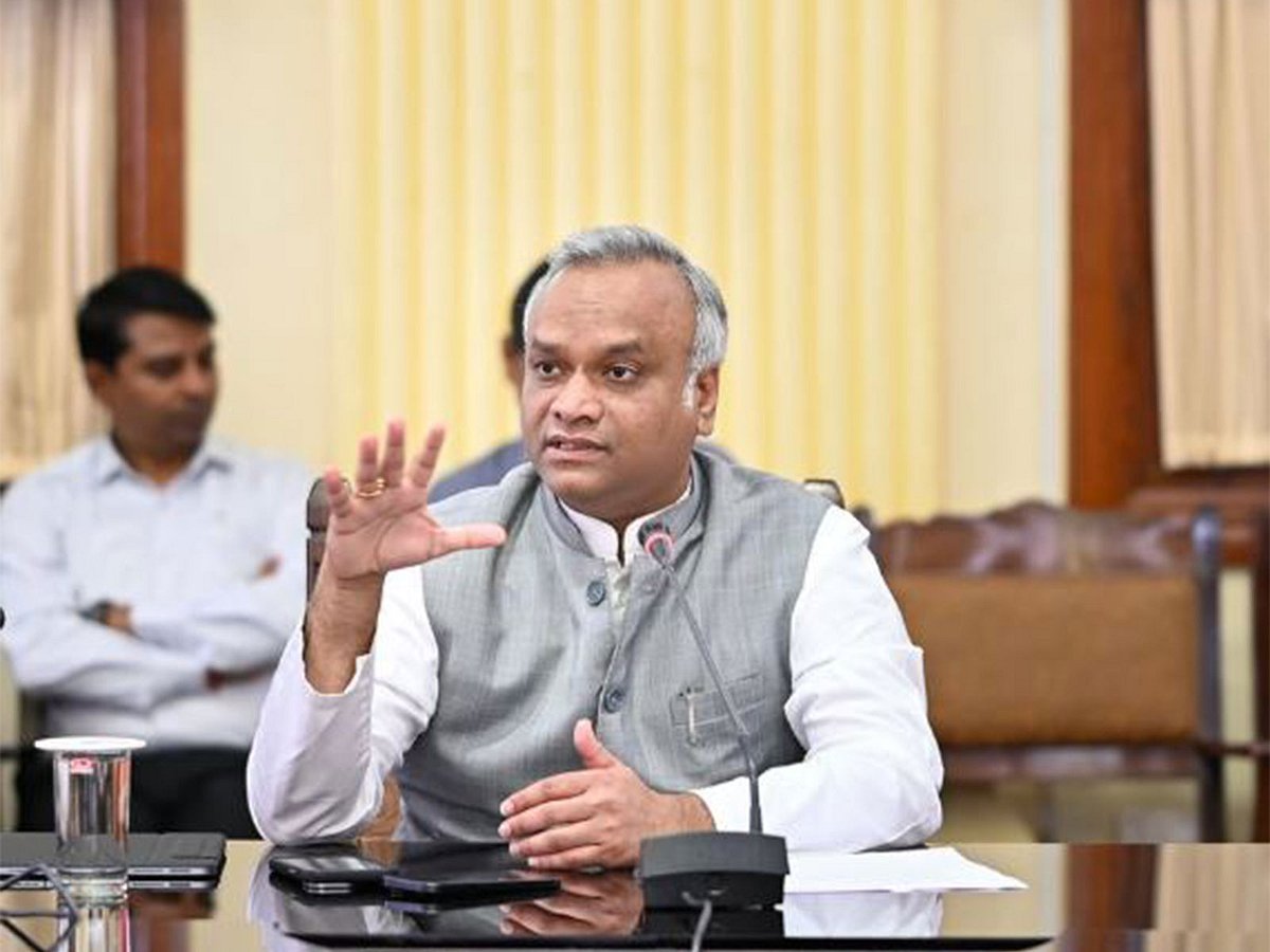 'ಪುರಾವೆ ಎಲ್ಲಿದೆ?': ಅಬಕಾರಿ ಸಚಿವ ಆರ್‌ಬಿ ತಿಮ್ಮಾಪುರ ರಾಜೀನಾಮೆಗೆ ಒತ್ತಾಯಿಸಿದ ಬಿಜೆಪಿ ವಿರುದ್ಧ ಪ್ರಿಯಾಂಕ್ ಖರ್ಗೆ ಕಿಡಿ
