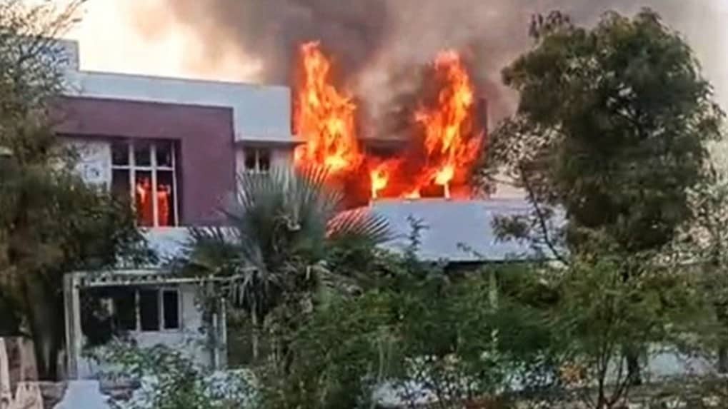 ಬಳ್ಳಾರಿಯಲ್ಲಿ ಮತ್ತೊಂದು ಕೃತ್ಯ: ಜನಾರ್ದನ ರೆಡ್ಡಿ ‘ಮಾಡೆಲ್ ಹೌಸ್’ಗೆ ಬೆಂಕಿ; 'ಕೈ' ಶಾಸಕ ಭರತ್ ರೆಡ್ಡಿ ವಿರುದ್ಧ ಆರೋಪ; Video