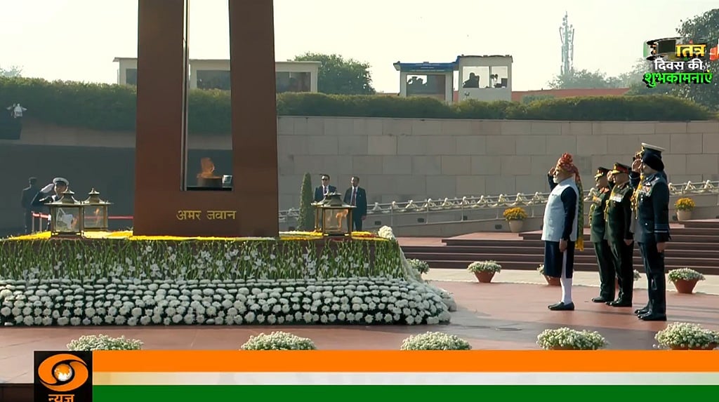 77ನೇ ಗಣರಾಜ್ಯೋತ್ಸವ: ರಾಷ್ಟ್ರೀಯ ಯುದ್ಧ ಸ್ಮಾರಕದಲ್ಲಿ ವೀರ ಯೋಧರಿಗೆ ಪ್ರಧಾನಿ ಮೋದಿ ನಮನ