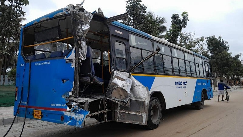 ಬೆಂಗಳೂರು: ರಿವರ್ಸ್ ತೆಗೆದುಕೊಳ್ಳುವಾಗ ರೈಲಿಗೆ ಡಿಕ್ಕಿ ಹೊಡೆದ ಬಸ್! ಹಿಂಭಾಗ ಜಖಂ