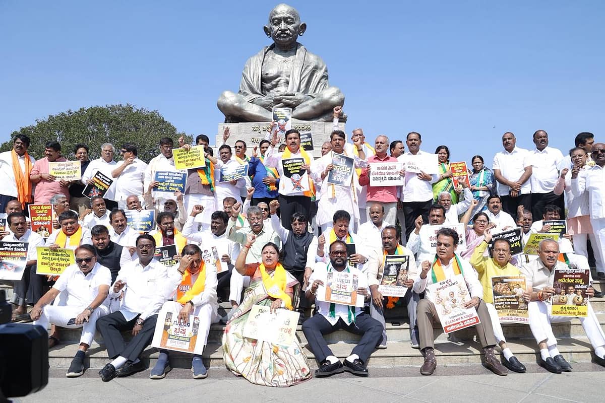 ರಾಜ್ಯಪಾಲರಿಗೆ ಅಪಮಾನ: ಕಾಂಗ್ರೆಸ್ ಶಾಸಕರ ಅಮಾನತಿಗೆ ಒತ್ತಾಯಿಸಿ ಬಿಜೆಪಿ, ಜೆಡಿಎಸ್ ಪ್ರತಿಭಟನೆ