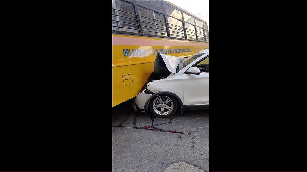 ಬೆಂಗಳೂರು: ಸಿಗ್ನಲ್ ತಪ್ಪಿಸಲು ಹೋಗಿ ಶಾಲಾ ಬಸ್ಗೆ ಕಾರು ಡಿಕ್ಕಿ, ತಪ್ಪಿದ ದುರಂತ..!