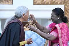 Union Budget 2026: ಬಜೆಟ್ ಮಂಡನೆ ಮುನ್ನ ನಿರ್ಮಲಾ ಸೀತಾರಾಮನ್ಗೆ ‘ದಹಿ ಚೀನಿ’ ತಿನ್ನಿಸಿದ ರಾಷ್ಟ್ರಪತಿ ದ್ರೌಪದಿ ಮುರ್ಮು; Video