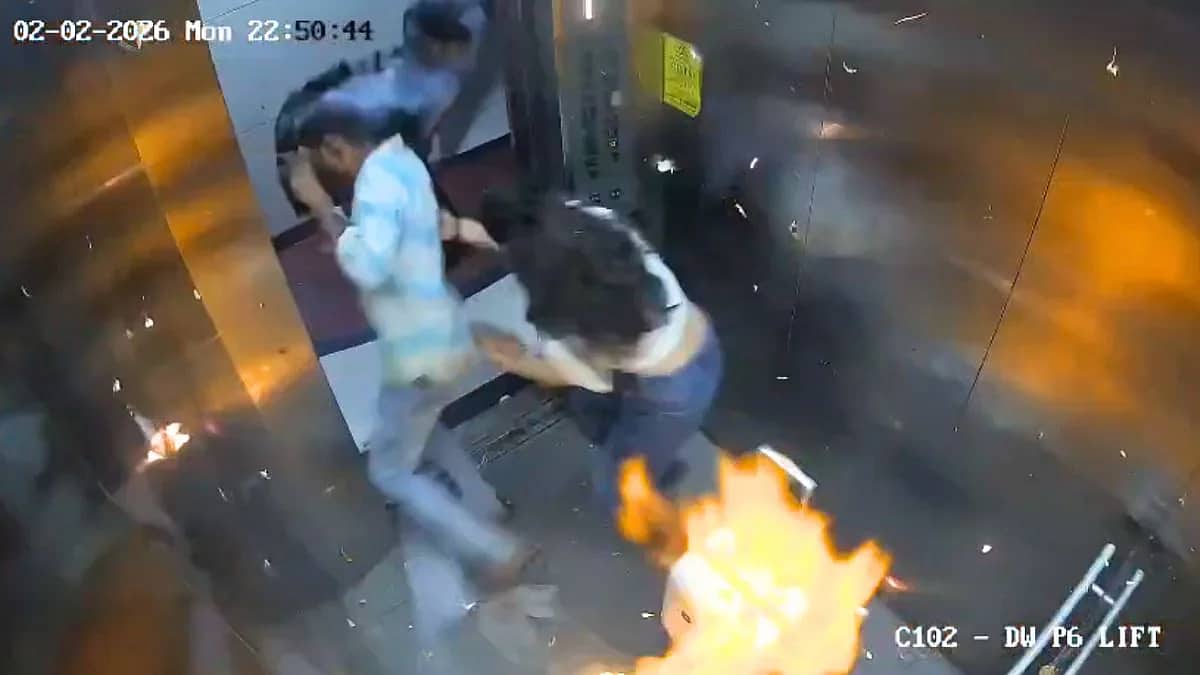 ಪಾರ್ಟಿಗೆ ತರುತ್ತಿದ್ದ ಗ್ಯಾಸ್ ಬಲೂನ್ ಲಿಫ್ಟ್ ನಲ್ಲಿ ಸ್ಫೋಟ, ಇಬ್ಬರಿಗೆ ಗಾಯ: Video Viral