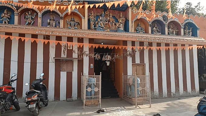 ಆಂಜನೇಯ ಸ್ವಾಮಿ ದೇವಸ್ಥಾನದ ಆವರಣದಲ್ಲಿ ಮಾಂಸ ಪತ್ತೆ: ಭಕ್ತರ ಭಾರೀ ಆಕ್ರೋಶ, ಪೊಲೀಸ್ ತನಿಖೆ