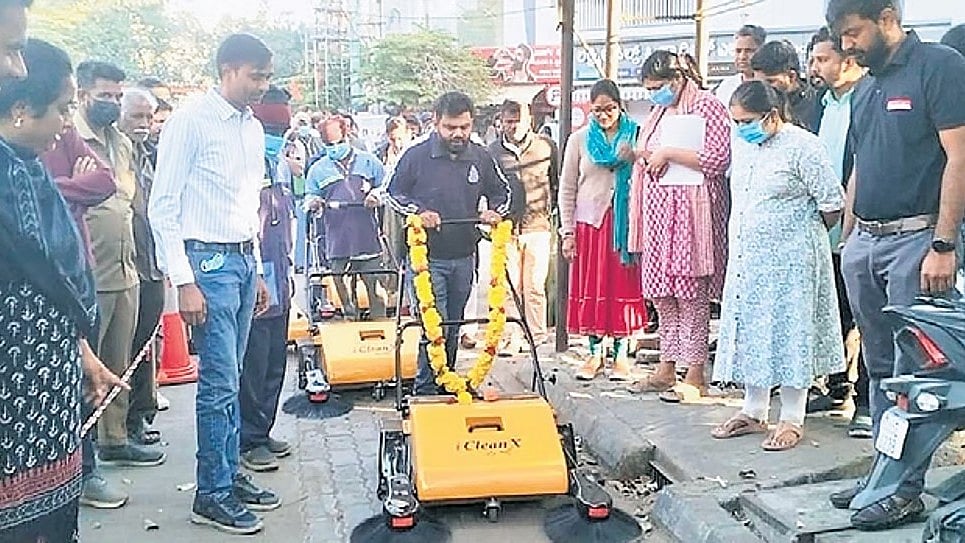 ಬೆಂಗಳೂರು ರಸ್ತೆಗಳ ಸ್ವಚ್ಛತೆಗೆ ಹೈಟೆಕ್ ಟಚ್: ಪೊರಕೆಗಳ ಬದಲಿಗೆ ಶುಚಿಗೊಳಿಸುವ ಯಂತ್ರ ಬಳಕೆ; ಪ್ರಾಯೋಗಿಕ ಚಾಲನೆ