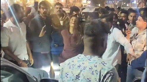 ಒಳಗೆ ಸೇರಿದರೆ ಗುಂಡು..: ಕುಡಿದ ಮತ್ತಿನಲ್ಲಿ ಕಾರಿಗೆ ಢಿಕ್ಕಿ, ಪ್ರಶ್ನಿಸಿದ ಚಾಲಕನೊಂದಿಗೆ ಯುವತಿಯರ ರಂಪಾಟ, Video
