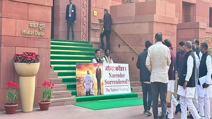 Narender surrendered?: ಭಾರತ-ಅಮೆರಿಕ ವ್ಯಾಪಾರ ಒಪ್ಪಂದ ವಿರುದ್ಧ ವಿಪಕ್ಷಗಳ ಪ್ರತಿಭಟನೆ