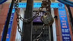 Nationwide strike: 'ಕಾರ್ಮಿಕ ನೀತಿ' ವಿರೋಧಿಸಿ ದೇಶಾದ್ಯಂತ ಮುಷ್ಕರ: 30 ಕೋಟಿ ಕಾರ್ಮಿಕರು ಭಾಗಿ, ಬ್ಯಾಂಕಿಂಗ್, ವಿದ್ಯುತ್ ಸೇವೆ ವ್ಯತ್ಯಯ!