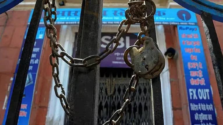 Nationwide strike: 'ಕಾರ್ಮಿಕ ನೀತಿ' ವಿರೋಧಿಸಿ ದೇಶಾದ್ಯಂತ ಮುಷ್ಕರ: 30 ಕೋಟಿ ಕಾರ್ಮಿಕರು ಭಾಗಿ, ಬ್ಯಾಂಕಿಂಗ್, ವಿದ್ಯುತ್ ಸೇವೆ ವ್ಯತ್ಯಯ!
