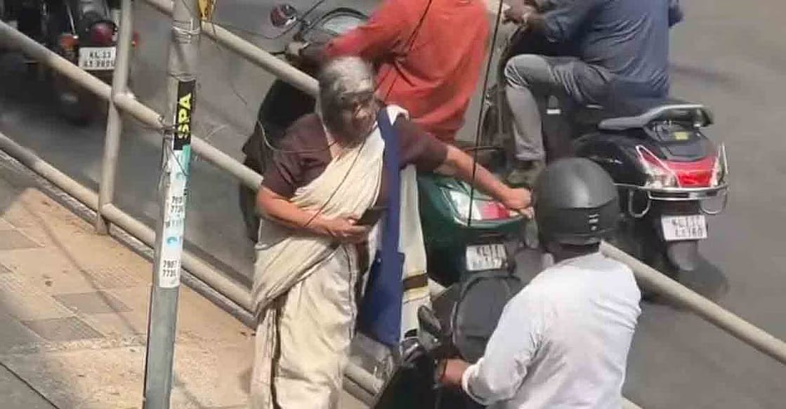 ಕೇರಳ: ಫುಟ್ ಪಾತ್ ಮೇಲೆ ಹೋಗಲು ಪ್ರಯತ್ನಿಸಿದ ಸ್ಕೂಟರ್ ಸವಾರನ ವಾಪಸ್ ರಸ್ತೆಗೆ ಇಳಿಸಿದ ಮಹಿಳೆ; Viral Video