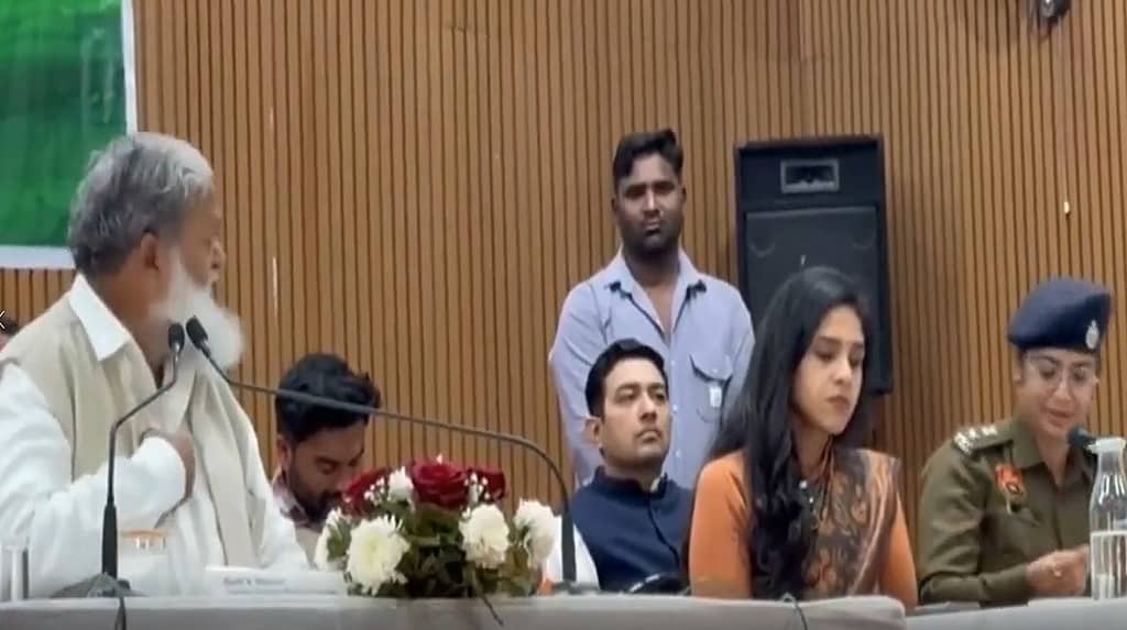 'ನಿಮ್ಮಿಂದ ಆಗದಿದ್ದರೆ ಎದ್ದು ಹೊರ ಹೋಗಿ': ಆದೇಶ ನಿರಾಕರಿಸಿದ SP ಮೇಲೆ ಎಗರಾಡಿದ ಸಚಿವ; ಸಾರ್ವಜನಿಕ ಸಭೆಯಲ್ಲೇ ಹೈಡ್ರಾಮಾ..! Video