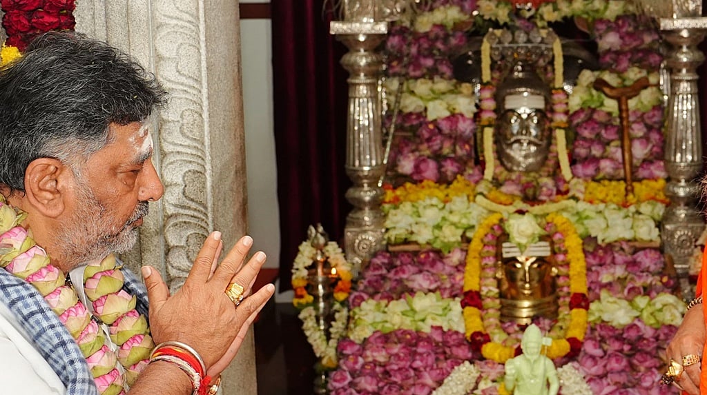 ಬೇಡುವಾಗ ಭಿಕ್ಷುಕನಾಗು, ಕೊಡುವಾಗ ದಾನಿಯಾಗು, ಬೇಡಿ ಕುಗ್ಗಬೇಡ: ಶಿವನ ಮೇಲೆ ಭಾರ ಹಾಕಿದ ಡಿ.ಕೆ ಶಿವಕುಮಾರ್