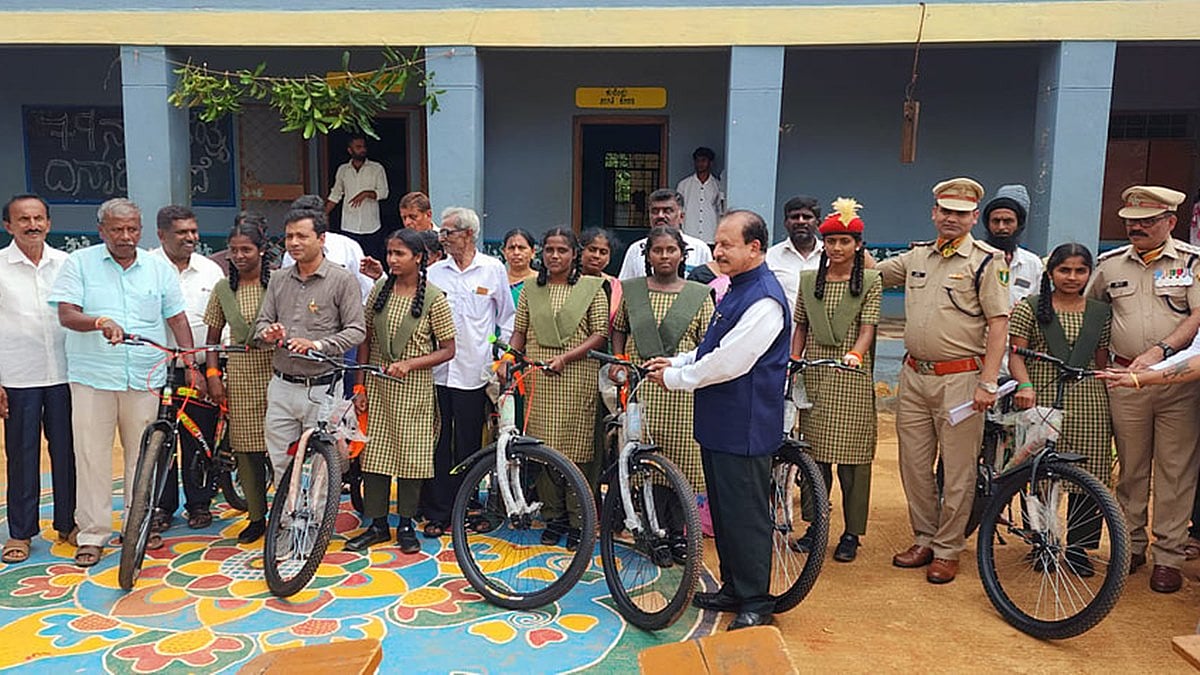 ಸರ್ಕಾರಿ ಬಸ್ ವ್ಯವಸ್ಥೆಯ ಕೊರತೆ: ಚೀಮಂಗಲ ಪ್ರೌಢಶಾಲೆಯ ವಿದ್ಯಾರ್ಥಿಗಳಿಗೆ ಶಿಕ್ಷಕರು, ಹಳೆಯ ವಿದ್ಯಾರ್ಥಿಗಳಿಂದ ಸೈಕಲ್ ವಿತರಣೆ