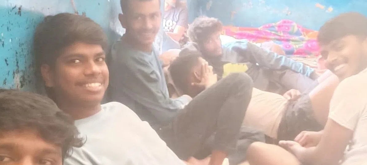 ಜೈಲಿನಲ್ಲಿ ರಾಜಾತಿಥ್ಯ: ಹುಬ್ಬಳ್ಳಿ ಸಬ್ ಜೈಲಿನಲ್ಲಿ ಕೈದಿಗಳು ಮದ್ಯ, ಗಾಂಜಾ ಸೇವನೆ ವಿಡಿಯೊ ವೈರಲ್
