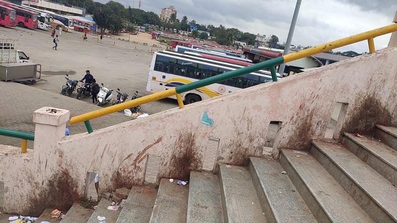 ಗಬ್ಬೆದ್ದು ನಾರುತ್ತಿದೆ ಮೆಜೆಸ್ಟಿಕ್ ಬಸ್ ನಿಲ್ದಾಣ: ಪಾದಚಾರಿ ಮಾರ್ಗಗಳಲ್ಲಿ ದುರ್ನಾತ; ಎಲೆಲ್ಲೂ ಗುಟ್ಕಾ-ಪಾನ್ ಕಲೆ, ಪ್ರಯಾಣಿಕರ ಆಕ್ರೋಶ