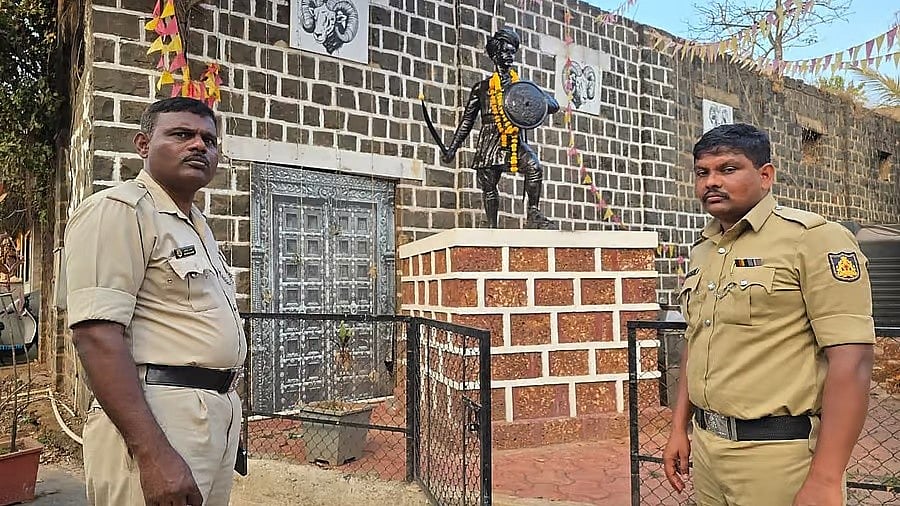 ಸಂಗೊಳ್ಳಿ ರಾಯಣ್ಣ ಪ್ರತಿಮೆಗೆ ಯಾರೂ ಮಸಿ ಬಳಿದಿಲ್ಲ; ಮರದಿಂದ ದ್ರವ ಪದಾರ್ಥ ಬಿದ್ದಿದೆ: ಬೆಳಗಾವಿ ಪೊಲೀಸರ ಸ್ಪಷ್ಟನೆ