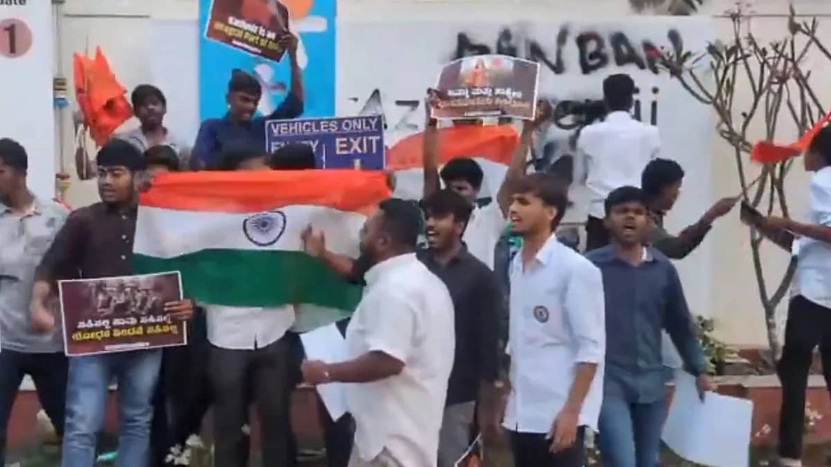 ಅಜೀಂ ಪ್ರೇಮ್ಜಿ ವಿವಿಯಲ್ಲಿ ದೇಶವಿರೋಧಿ ಚಟುವಟಿಕೆ ಆರೋಪ: ABVP ಪ್ರತಿಭಟನೆ; ವಿವಿ ಮಾನ್ಯತೆ ರದ್ದು ಗೊಳಿಸುವಂತೆ ಅಮಿತ್ ಶಾಗೆ ಪತ್ರ! Video