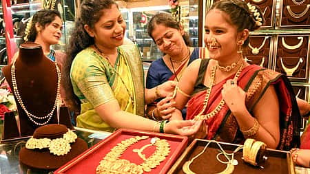 Gold Rate Today: ಬೆಂಗಳೂರಿನಲ್ಲಿ ಇಂದಿನ ಚಿನ್ನ, ಬೆಳ್ಳಿ ದರ ಎಷ್ಟಿದೆ? ಇಲ್ಲಿದೆ ವಿವರ...