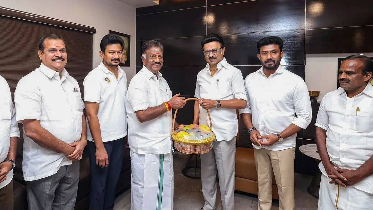 ತಮಿಳನಾಡು ರಾಜಕೀಯದಲ್ಲಿ ಮಹತ್ವದ ಬೆಳವಣಿಗೆ: ಜಯಲಲಿತಾ ನೆಚ್ಚಿನ ಶಿಷ್ಯ- ಮಾಜಿ ಸಿಎಂ ಪನ್ನೀರ್ಸೆಲ್ವಂ DMK ಸೇರ್ಪಡೆ