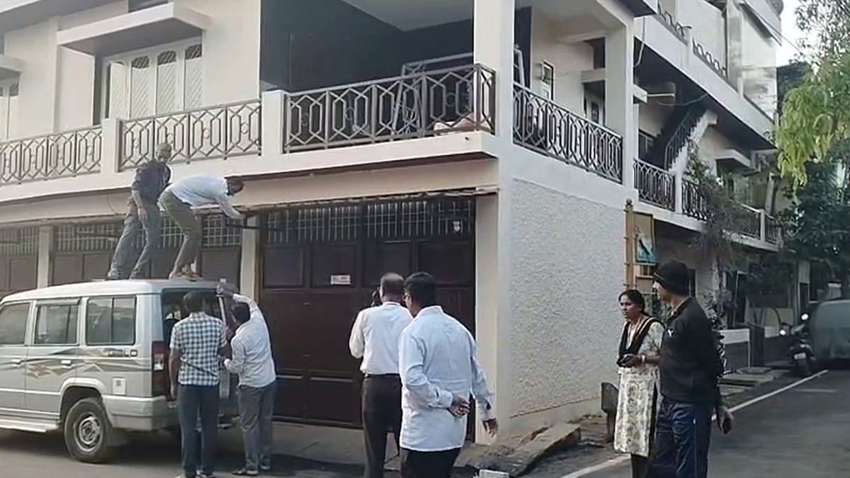 ಹಾಸನ ನಗರಪಾಲಿಕೆ AEE ಮನೆ ಮೇಲೆ ʻಲೋಕಾಯುಕ್ತʼ ದಾಳಿ: ಬಾಗಿಲು ತೆರೆಯದೇ ಕಳ್ಳಾಟ; ಬಿಲ್ಡಿಂಗ್ ಹತ್ತಿ ಕಿಟಕಿ ಬಡಿದರು ನೋ ರೆಸ್ಪಾನ್ಸ್! Video