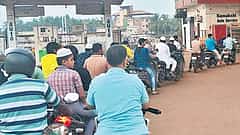 ಮಧ್ಯಪ್ರಾಚ್ಯ ಸಂಘರ್ಷ ಎಫೆಕ್ಟ್: ಇಂಧನ ಬೆಲೆ ಏರಿಕೆ ಭೀತಿ; ಪೆಟ್ರೋಲ್ ಬಂಕ್‌ ಗಳಿಗೆ ಮುಗಿಬಿದ್ದ ಜನ..!