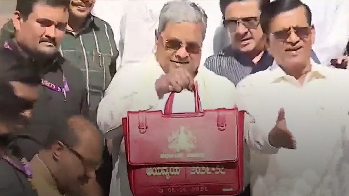 ರಾಜ್ಯ ಬಜೆಟ್ 2026: ಹಣಕಾಸು ಇಲಾಖೆ ಅಧಿಕಾರಿಗಳಿಂದ ಬಜೆಟ್ ಪ್ರತಿ ಸಿಎಂಗೆ ಹಸ್ತಾಂತರ; ವಿಧಾನಸೌಧಕ್ಕೆ ತೆರಳಿದ ಸಿಎಂ