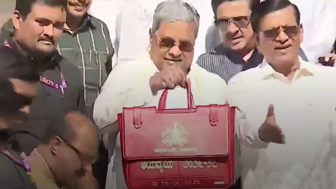 ರಾಜ್ಯ ಬಜೆಟ್ 2026: ಹಣಕಾಸು ಇಲಾಖೆ ಅಧಿಕಾರಿಗಳಿಂದ ಬಜೆಟ್ ಪ್ರತಿ ಸಿಎಂಗೆ ಹಸ್ತಾಂತರ; ವಿಧಾನಸೌಧಕ್ಕೆ ತೆರಳಿದ ಸಿಎಂ