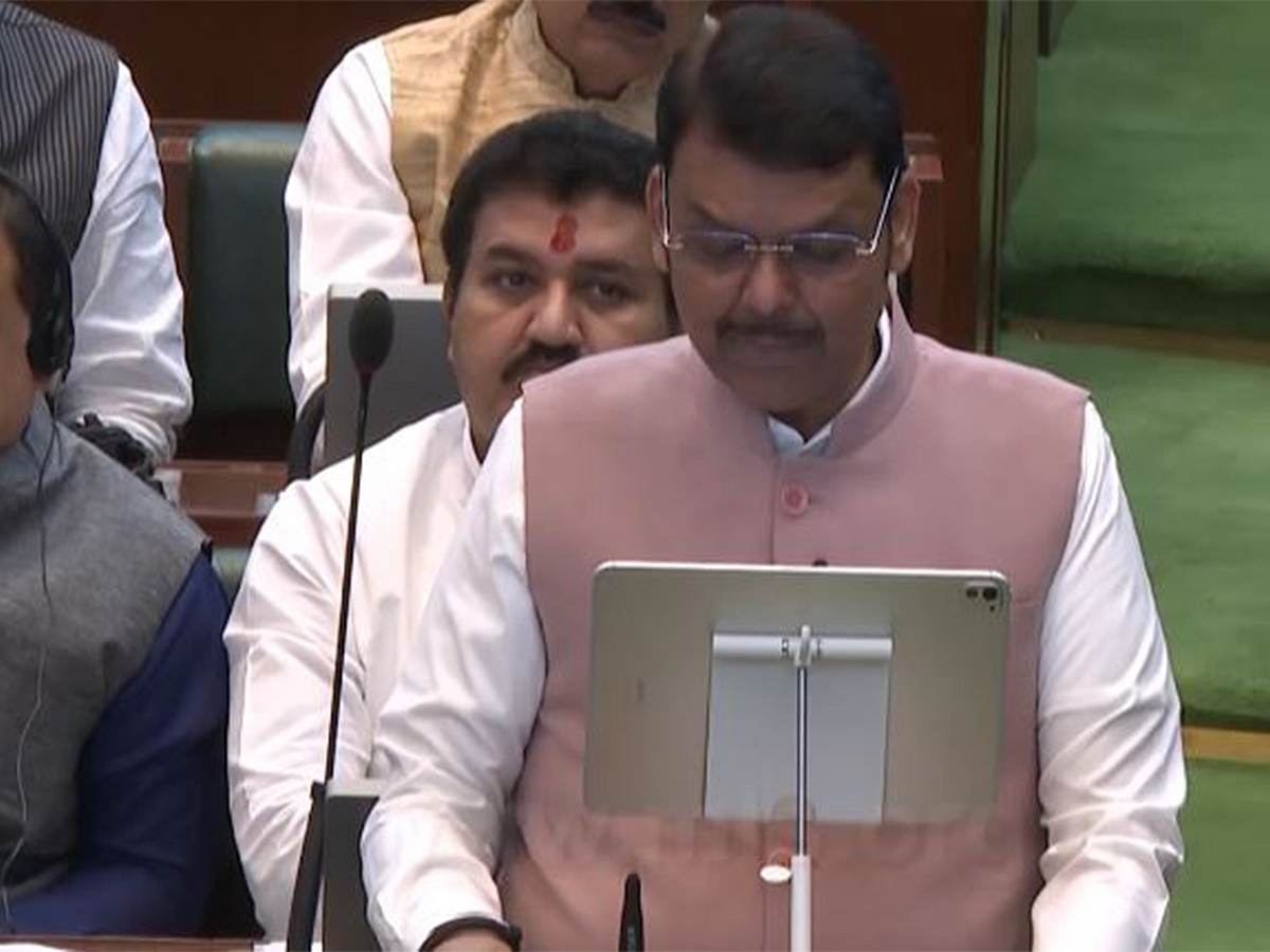 ಮಹಾರಾಷ್ಟ್ರ CM ಫಡ್ನವೀಸ್ರಿಂದ 7.69 ಲಕ್ಷ ಕೋಟಿ ರೂ ಬಜೆಟ್ ಮಂಡನೆ; 5 ಟ್ರಿಲಿಯನ್ ಡಾಲರ್ ಆರ್ಥಿಕತೆ ಗುರಿ