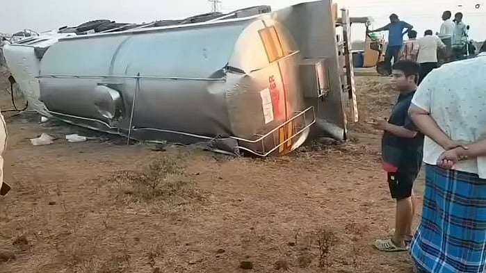 Video: ತಿರುಮಲಕ್ಕೆ ಹೋಗುತ್ತಿದ್ದ ತುಪ್ಪದ ಟ್ಯಾಂಕರ್ ಪಲ್ಟಿ; ಬಕೆಟ್, ಬಿಂದಿಗೆ ಹಿಡಿದು ಓಡಿ ಬಂದ ಜನ!