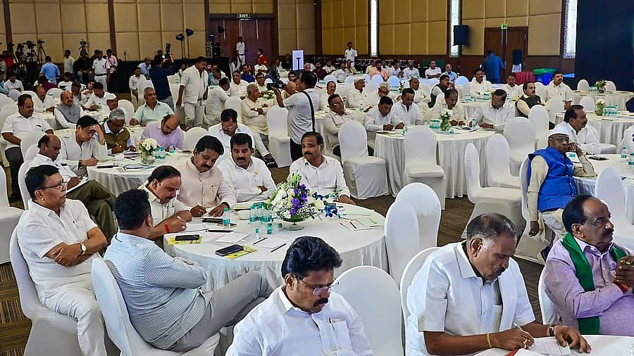 'ಕೇಂದ್ರದ ಅನುದಾನಕ್ಕೆ ಕಾನೂನಾತ್ಮಕವಾಗಿ ಹೋರಾಟ ಮಾಡೋಣ': ಸಿಎಂ ಸಿದ್ದರಾಮಯ್ಯಗೆ ಕಾಂಗ್ರೆಸ್ ಶಾಸಕರ ಒತ್ತಾಯ