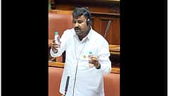 'ನಮ್ಮ ಮಕ್ಕಳಿಗೆ ವಿಷ ನೀಡುತ್ತಿದ್ದೀರಿ': ಬಣ್ಣ ಕಳೆದುಕೊಂಡ ನೀರಿನ ಬಾಟಲಿ ಪ್ರದರ್ಶಿಸಿದ ಜೆಡಿಎಸ್ ಶಾಸಕ; ರಣಾಂಗಣವಾದ ಸದನ!