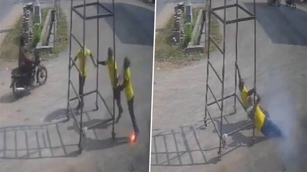 ತೆಲಂಗಾಣದಲ್ಲಿ ದಾರುಣ ಘಟನೆ: ಕಬ್ಬಿಣದ ಸ್ಟ್ಯಾಂಡ್ ಹಿಡಿದು ಹೋಗುತ್ತಿದ್ದವರಿಗೆ ವಿದ್ಯುತ್ ಶಾಕ್; ಇಬ್ಬರು ಕಾರ್ಮಿಕರ ದುರ್ಮರಣ..! Video