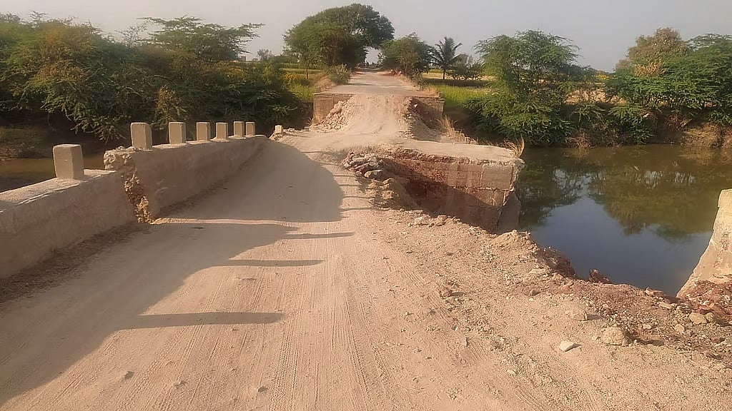 ಬೆಣ್ಣೆಹಳ್ಳ ಸೇತುವೆ ಕುಸಿತ: ಶಾಲೆ ತಲುಪಲು ವಿದ್ಯಾರ್ಥಿಗಳ ಸಂಕಷ್ಟ; ಪ್ರತಿನಿತ್ಯ 10 ಕಿ.ಮೀ ಕಾಲ್ನಡಿಗೆ; ಸರ್ಕಾರದ ವಿರುದ್ಧ ಗ್ರಾಮಸ್ಥರ ಆಕ್ರೋಶ