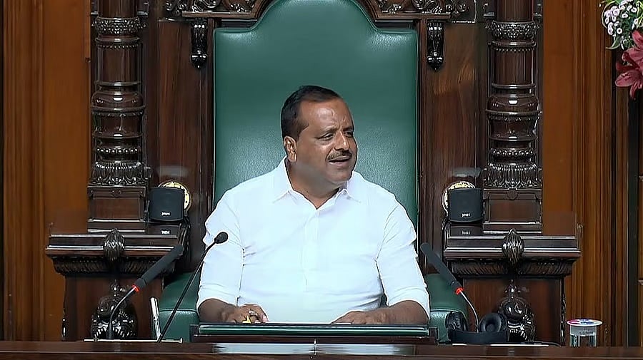 'ಹೀಗಾದರೆ ಸದನ ಹೇಗೆ ನಡೆಸಬೇಕು, ಉತ್ತರ ಕೊಡಿ': ಖಾದರ್ ಗರಂ; ಕಲಾಪದಿಂದ ಹೊರನಡೆದ ಸ್ಪೀಕರ್; ಮನವೊಲಿಸಿದ ಸಿಎಂ! Video