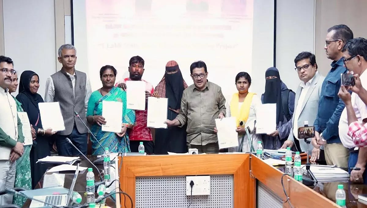 ಬೆಂಗಳೂರು: ಕೋಗಿಲು ಬಡಾವಣೆಯ 12 ನಿವಾಸಿಗಳಿಗೆ ಹಕ್ಕು ಪತ್ರ ವಿತರಣೆ!