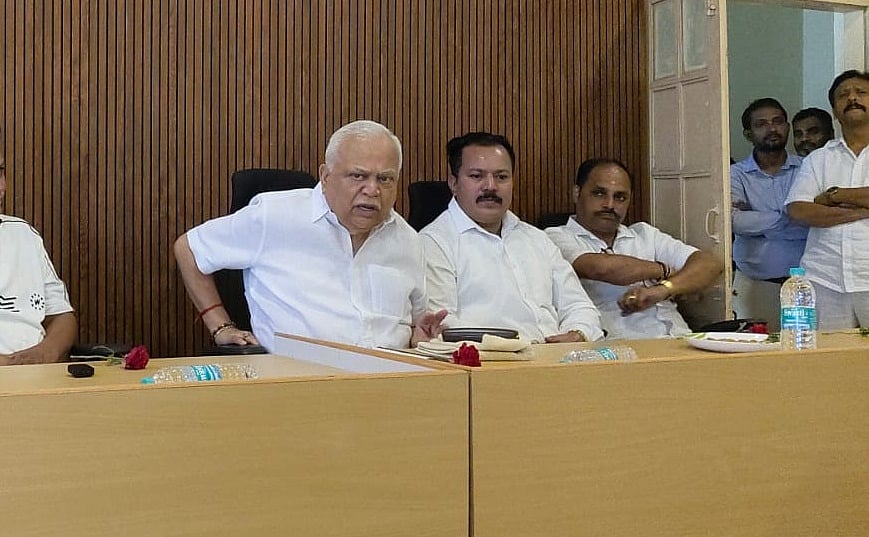 'ಬಡವರ ರಕ್ತ ಹೀರುತ್ತೀರಲ್ಲಾ, ನಾಚಿಕೆಯಾಗಲ್ವಾ ನಿಮ್ಗೆ': ದಾಂಡೇಲಿ ಸರ್ಕಾರಿ ಆಸ್ಪತ್ರೆಯ ಭ್ರಷ್ಠ ವೈದ್ಯರ ಚಳಿ ಬಿಡಿಸಿದ ಶಾಸಕ ದೇಶಪಾಂಡೆ