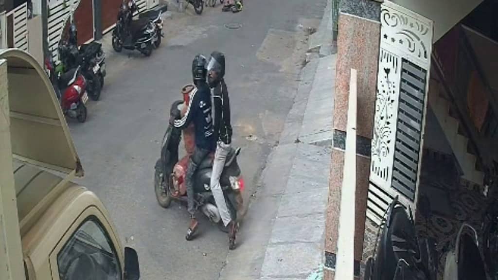 ಬೆಂಗಳೂರಿನಲ್ಲಿ ಕಳ್ಳರ ಹಾವಳಿ: ಯುಗಾದಿ ಹಬ್ಬದಂದೇ ಅಪಾರ್ಟ್ಮೆಂಟ್ನಲ್ಲಿ ಎರಡು ಸಿಲಿಂಡರ್ ಕಳ್ಳತನ; CCTVಯಲ್ಲಿ ದೃಶ್ಯ ಸೆರೆ..!