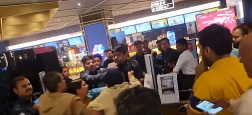 'ಧುರಂಧರ್ 2' ಚಿತ್ರ ವೀಕ್ಷಿಸಲು ಥಿಯೇಟರ್ ಒಳಗೆ ಬಿಡದೆ ಬಾಲಕನಿಗೆ ತಡೆ; ಭದ್ರತಾ ಸಿಬ್ಬಂದಿ-ತಂದೆ ನಡುವೆ ತೀವ್ರ ವಾಗ್ವಾದ; Viral Video