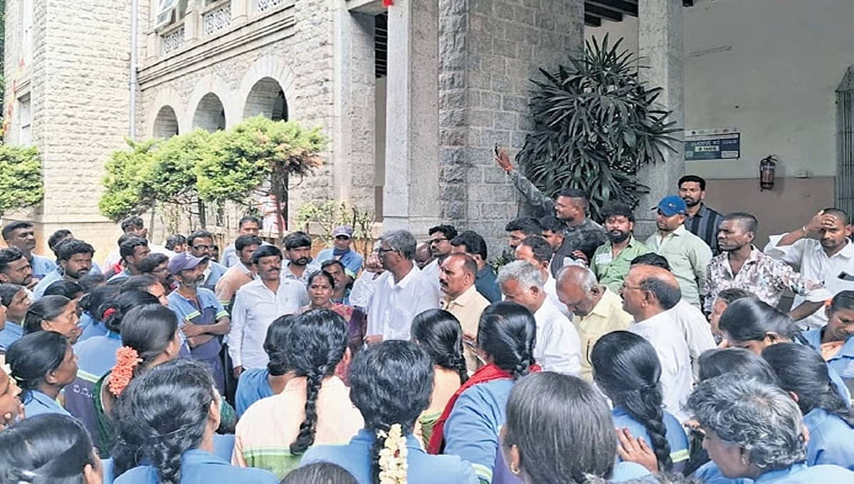 ಉದ್ಯೋಗ ಭದ್ರತೆಗಾಗಿ ಒತ್ತಾಯಿಸಿ GBA ಮುಖ್ಯಸ್ಥರ ಕಚೇರಿಗೆ ಪೌರಕಾರ್ಮಿಕರ ಮುತ್ತಿಗೆ!