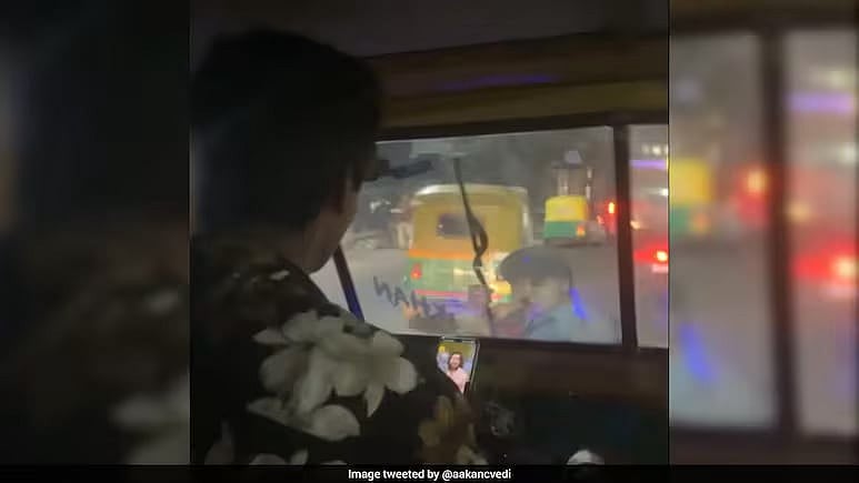 ಆಟೋ ಚಾಲನೆ ವೇಳೆ Reels ನೋಡುತ್ತಿದ್ದ ಚಾಲಕ: ಸ್ವಲ್ಪದರಲ್ಲೆ ತಪ್ಪಿದ ಭಾರಿ ಅನಾಹುತ! Video ಮಾಡಿದ ಮಹಿಳೆ