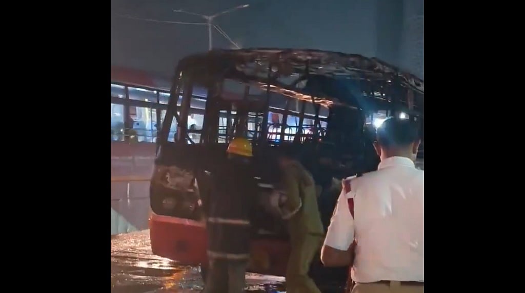 ಬೆಂಗಳೂರು: Lulu Mall ಬಳಿ ಹೊತ್ತಿ ಉರಿದ KSRTC ಬಸ್; ಚಾಲಕನ ಸಮಯಪ್ರಜ್ಞೆಯಿಂದ ಪ್ರಯಾಣಿಕರು ಪಾರು; Video