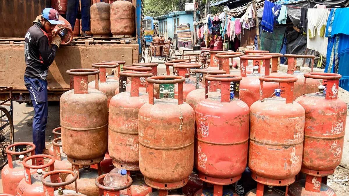 ಭಾರತದಲ್ಲಿ ಸಾಕಷ್ಟು ತೈಲ ದಾಸ್ತಾನು: ವಾಣಿಜ್ಯ LPG ಪೂರೈಕೆ ಶೇ. 70ಕ್ಕೆ ಹೆಚ್ಚಳ- ಕೇಂದ್ರ ಸರ್ಕಾರ