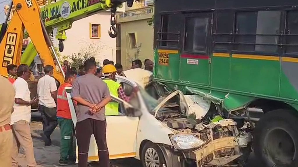 ಬೆಂಗಳೂರಿನಲ್ಲಿ ಭೀಕರ ಅಪಘಾತ: ತಿರುಪತಿಗೆ ಹೊರಟ್ಟಿದ್ದ ಇಡೀ ಕುಟುಂಬವೇ ದುರಂತ ಅಂತ್ಯ; Video