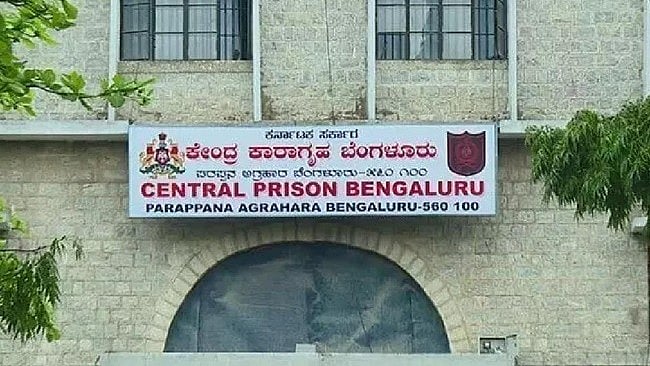 ಪರಪ್ಪನ ಅಗ್ರಹಾರ ಜೈಲಲ್ಲಿ ಮುಂದುವರೆದ ಐಷಾರಾಮಿ ಸೌಲಭ್ಯ; ಹಿರಿಯ ಅಧಿಕಾರಿ ವಿರುದ್ಧವೇ ಕೈದಿಗಳ ಗಂಭೀರ ಆರೋಪ: Video ವೈರಲ್