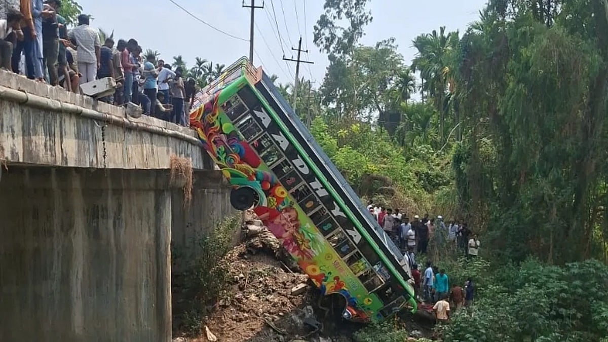 ಶಿವಮೊಗ್ಗ: ಸೇತುವೆಯಿಂದ ಹಳ್ಳಕ್ಕೆ ಬಿದ್ದ ಖಾಸಗಿ ಬಸ್; 36 ಜನರಿಗೆ ಗಾಯ