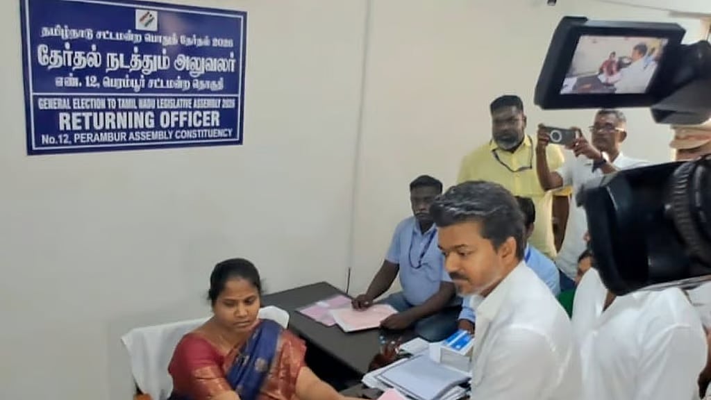 ಪೆರಂಬೂರಿನಿಂದ ನಾಮಪತ್ರ ಸಲ್ಲಿಸಿದ ನಟ ವಿಜಯ್; ದಳಪತಿ ಆಸ್ತಿ ಎಷ್ಟು ಗೊತ್ತಾ?