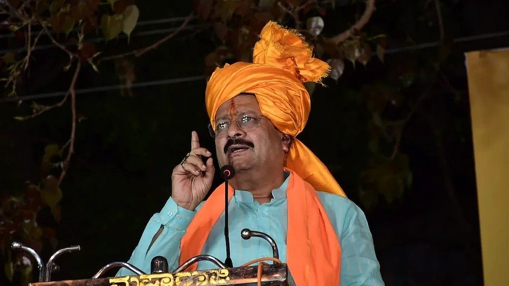 ಹಿಜಾಬ್ ವಿರೋಧಿಸಿ ಪ್ರತಿಭಟನೆ: ವಿದ್ಯಾರ್ಥಿಗಳಿಗೆ ಕೇಸರಿ ಶಾಲು ವಿತರಿಸಲು ಯತ್ನಿಸಿದ ಯತ್ನಾಳ್, ಬೆಂಬಲಿಗರು ಪೊಲೀಸ್ ವಶಕ್ಕೆ
