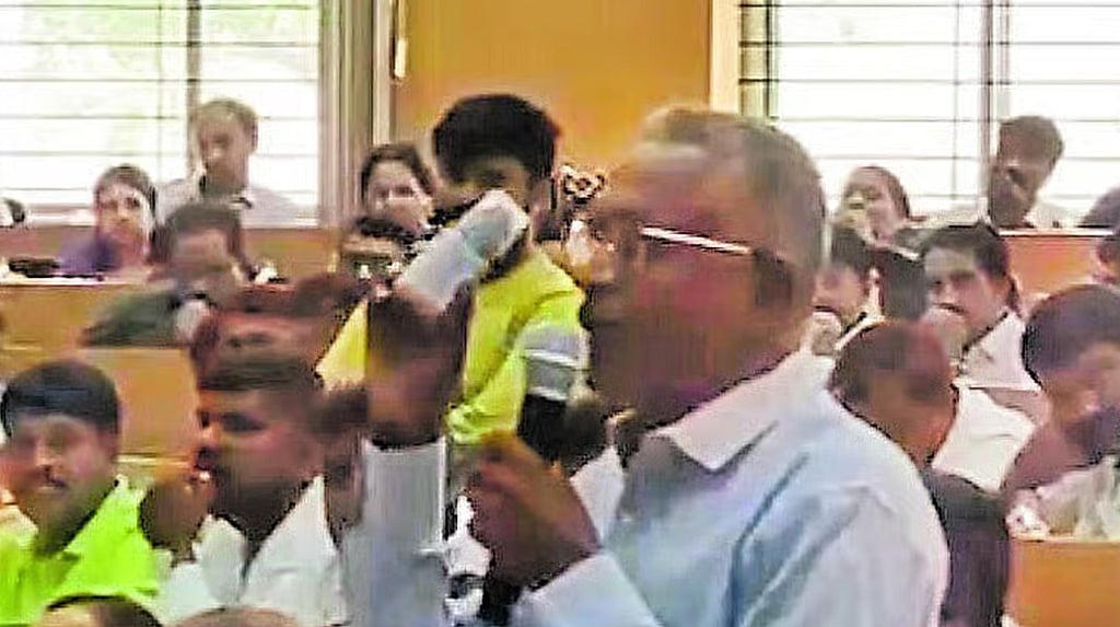 ಭೂ ವಿವಾದ ಬಗೆಹರಿಸದಿದ್ದರೆ ವಿಷ ಸೇವನೆ: ಸಚಿವರ ಸಮ್ಮುಖದಲ್ಲೇ ವಿಷದ ಬಾಟಲಿ ತೋರಿಸಿ ರೈತ ಆತ್ಮಹತ್ಯೆ ಬೆದರಿಕೆ